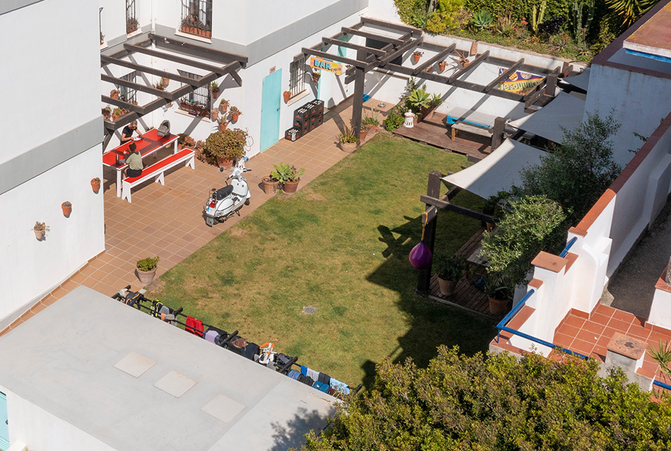 Vista aérea jardín Tarifa Kite Hostel