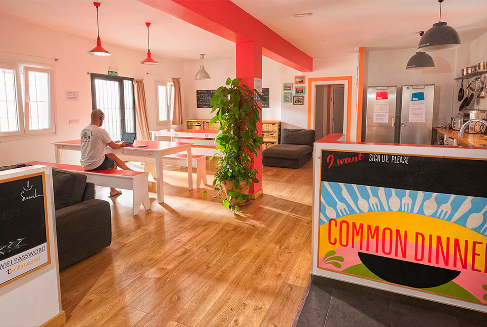 Cocina, comedor y Salón de Tarifa Kite Hostel