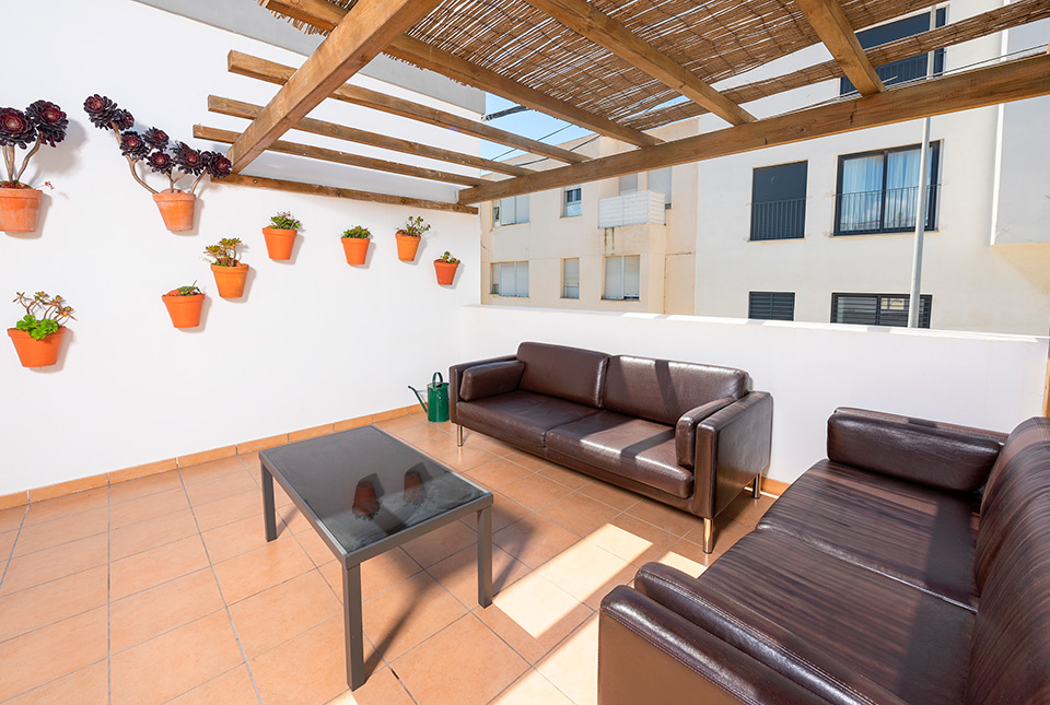 Terraza superior con sillones y plantas Tarifa Kite Hostel