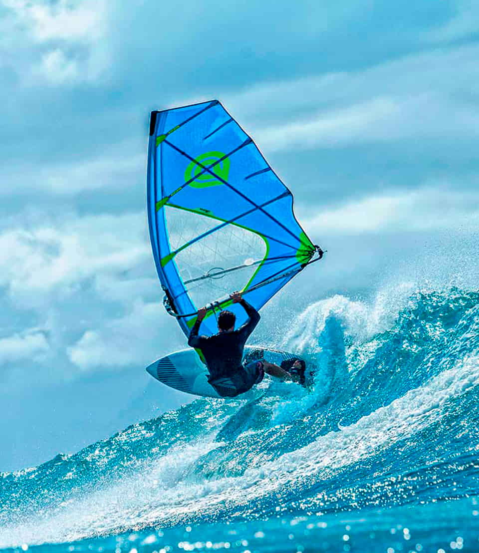 Windsurfista bajando una ola