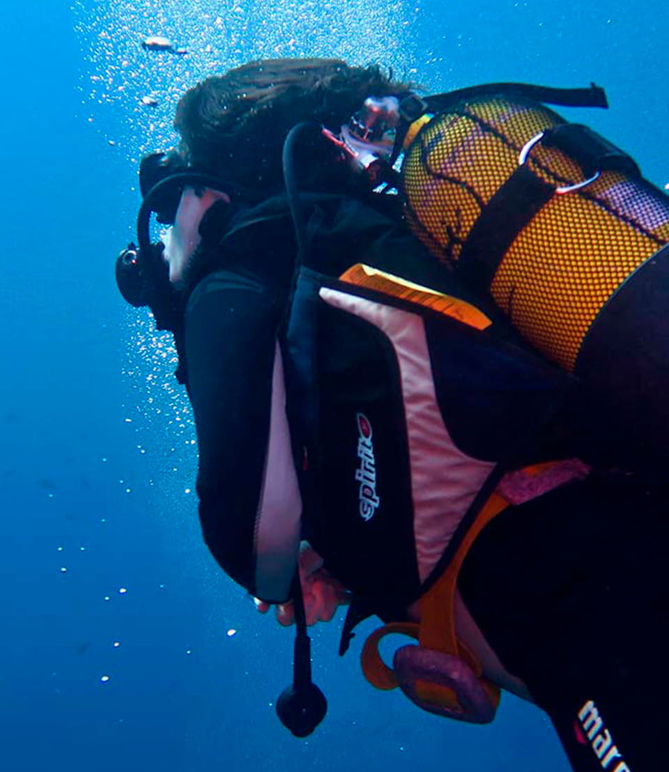 Submarinista con bombona haciendo una inmersión