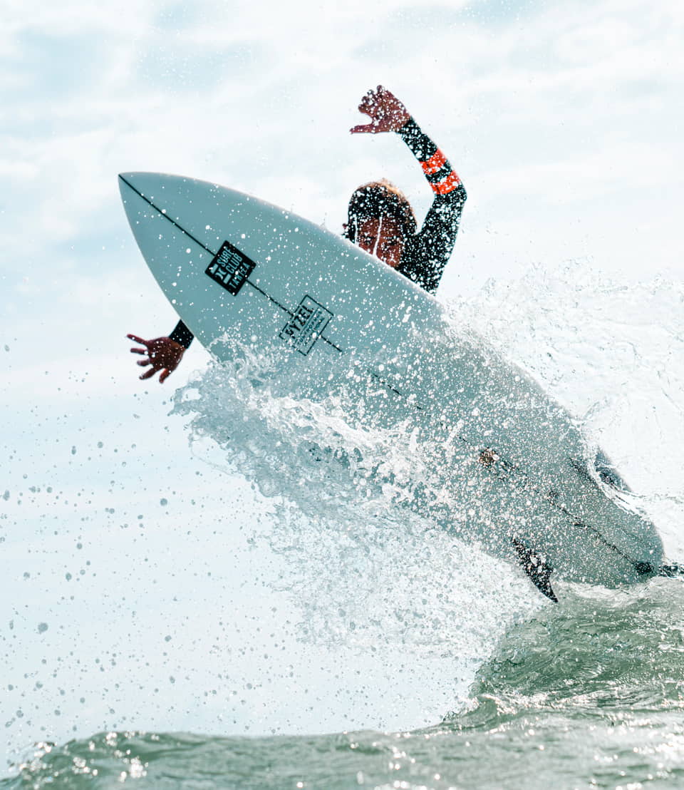 Surfer haciendo un giro en una ola